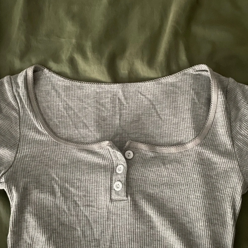 Gray Ribbed Crop Top - Picture 2 of 3